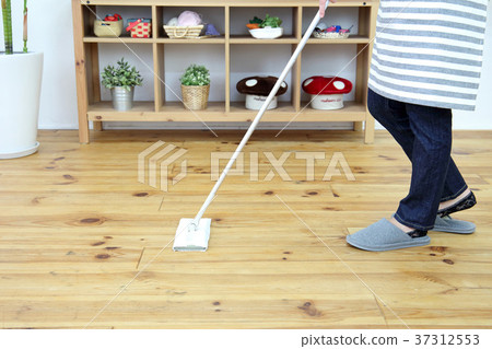 Women cleaning 37312553