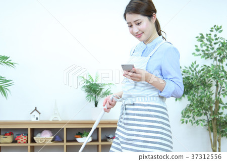 Women cleaning 37312556