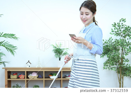 Women cleaning 37312559