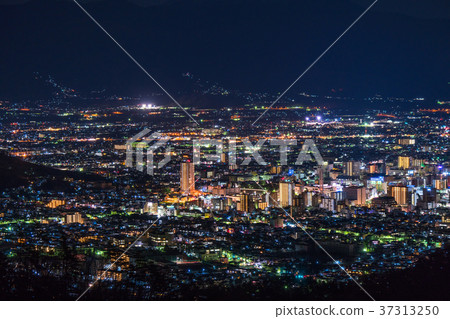 山梨縣 甲府盆地和甲府市的夜景 照片素材 圖片 圖庫