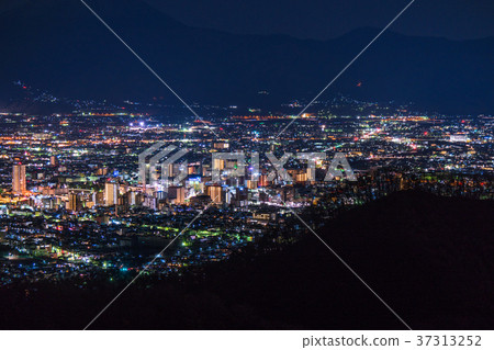 山梨縣 甲府盆地和甲府市的夜景 照片素材 圖片 圖庫