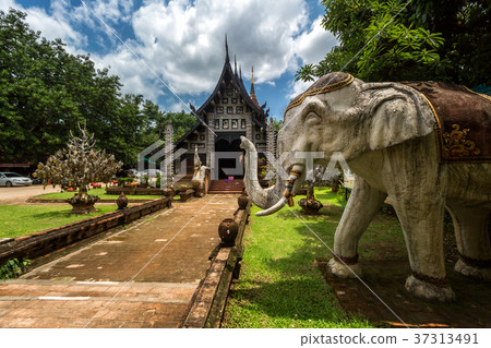 Wat Lok Moli is a Buddhist temple in Chiang Mai Wat Lok Moli is a Buddhist temple in Chiang Mai 37313491