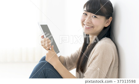 拿著片劑的微笑的婦女 37313598