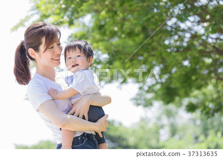 Japanese mother and boy 37313635