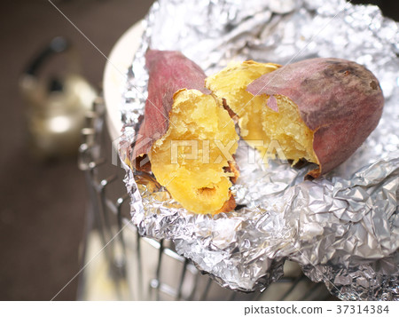 Grilled sweet potato (stove, grilled with aluminum foil) Grilled sweet potato (stove, grilled with aluminum foil) 37314384