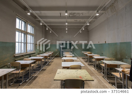 Grungy classroom in school 37314661