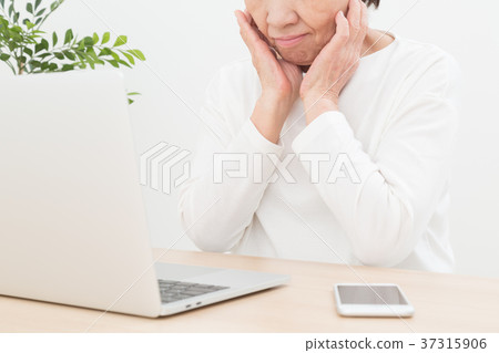 Senior and computer Senior and computer 37315906