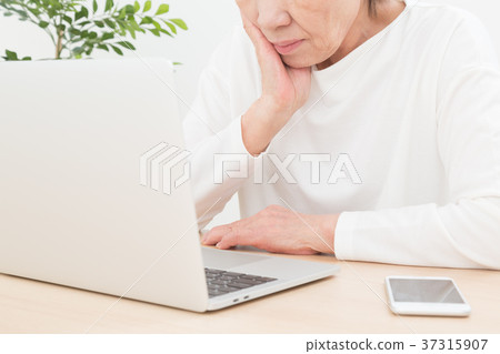 Senior and computer 37315907