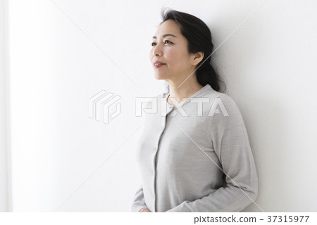 中間女性站立姿勢 37315977