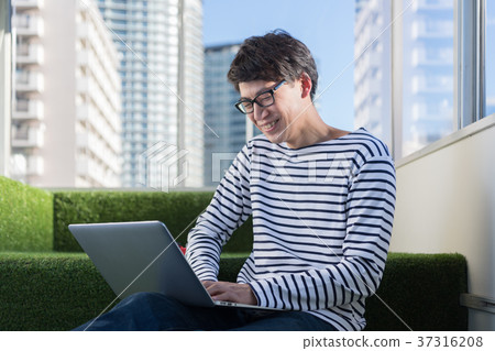 Male freelancer in coworking space 37316208