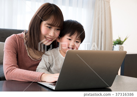 A son giving a bit to his mother at home 37316386