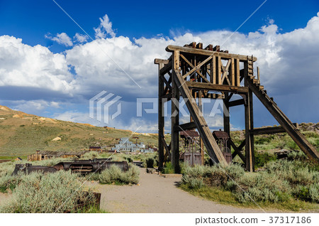 Old, abandoned Mining Equipment 37317186