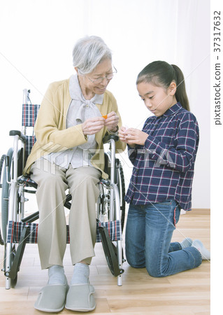 奶奶和折疊摺紙的女孩 37317632