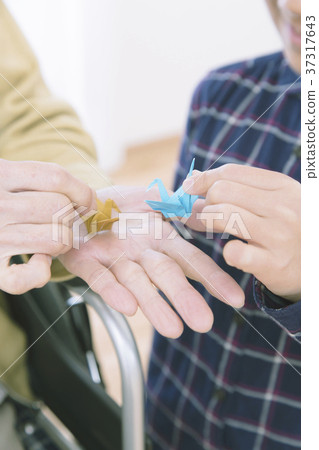 摺紙折疊奶奶和女孩身體部位切割 37317643