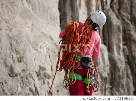 rock climberwith climbing gears and rope   37319636