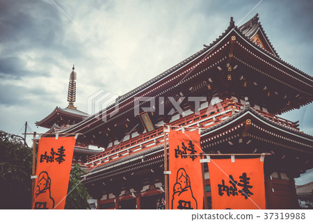 Kaminarimon gate in Senso-ji temple, Tokyo, Japan 37319988