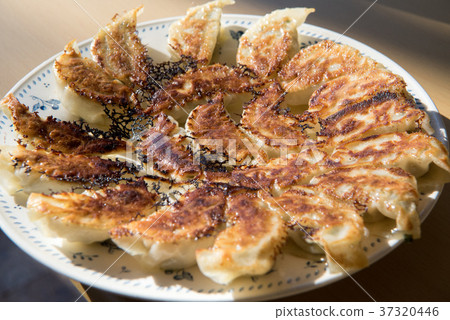Pan-fried gyoza 37320446