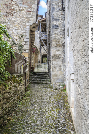 narrow street in the villa saint cirq lapopie narrow street in the villa saint cirq lapopie 37321317