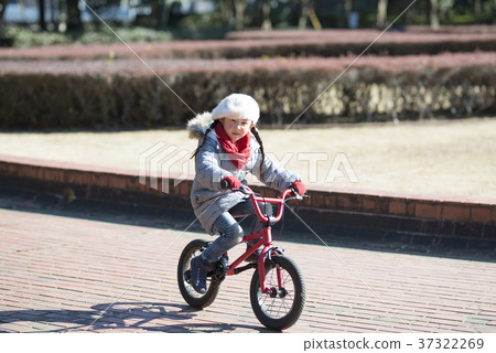 一個女孩在玩一輛自行車 37322269