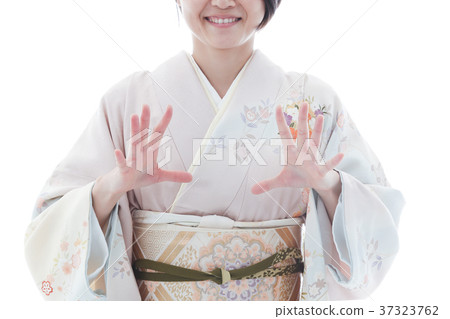 一個穿著和服的女人 一個穿著和服的女人 37323762
