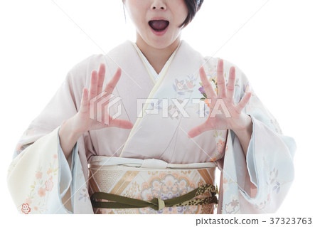一個穿著和服的女人 一個穿著和服的女人 37323763
