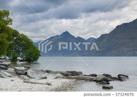 Queen Town Wakatipu lake after sunset sky Queen Town Wakatipu lake after sunset sky 37324076