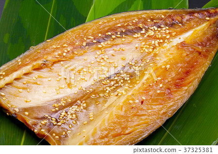 米林在鯖魚中晾乾 米林在鯖魚中晾乾 37325381