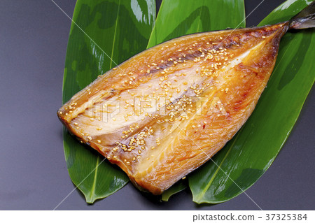 米林在鯖魚中晾乾 米林在鯖魚中晾乾 37325384