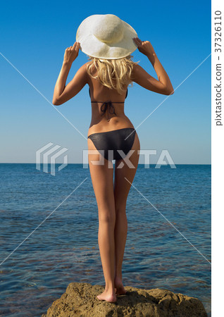 Sexy blonde on sea Sexy blonde on sea 37326110