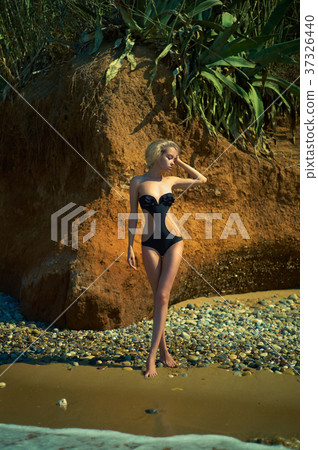 Black and white portrait of sexy blonde Black and white portrait of sexy blonde 37326440