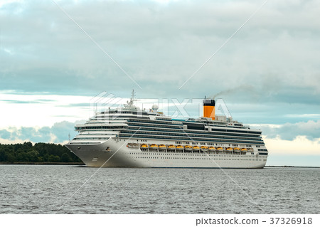 Large royal cruise liner 37326918