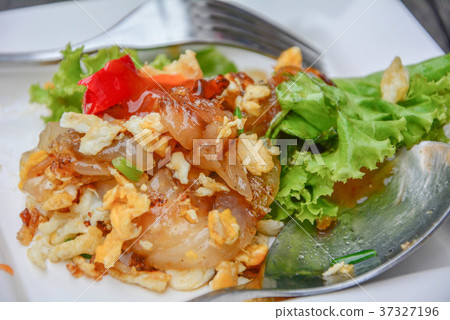 Fried Noodles with Chicken Fried Noodles with Chicken 37327196