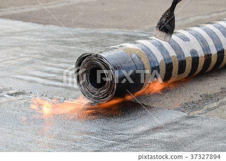 Roofing installation felt with heating and melting 37327894