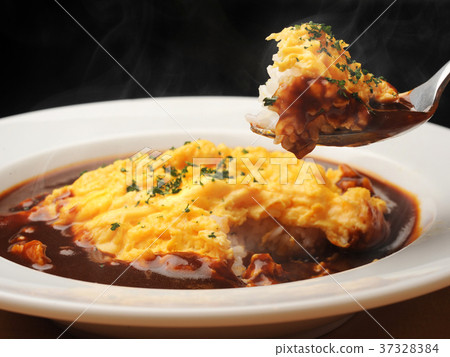 Western-style omelet rice with demiglace sauce 37328384