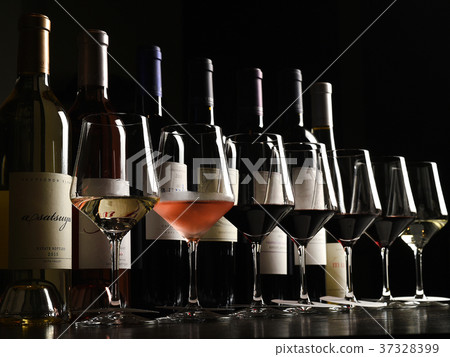 西餐各種葡萄酒形象 西餐各種葡萄酒形象 37328399