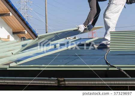 Roof construction Roof craftsman laying galvalume steel plate Roof construction Roof craftsman laying galvalume steel plate 37329697