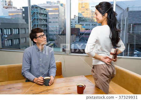 A woman tries to give a present to a good man 37329931