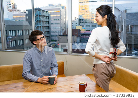 A woman tries to give a present to a good man 37329932