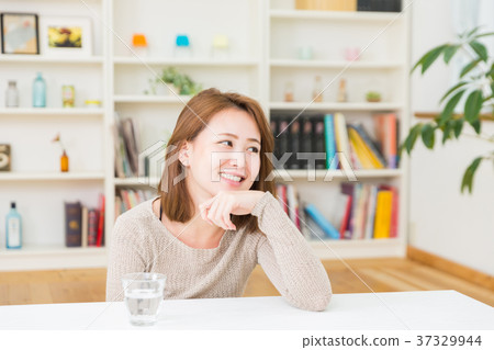 A woman drinking water 37329944