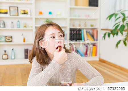 吃穀物棒的婦女 吃穀物棒的婦女 37329965