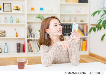 觀看智能手機的婦女 37330010