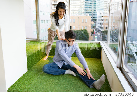 伸展的男人和女人 37330346