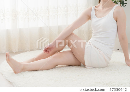 拉伸，女裝，肖像，美容，健康，藥膳，武器，手，肩膀，上臂，腰，腰，腿毛，大腿 37330642