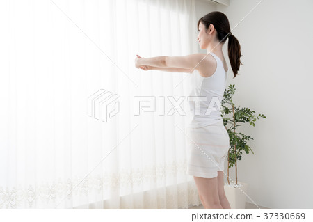 伸展女人，手臂，肩膀 37330669