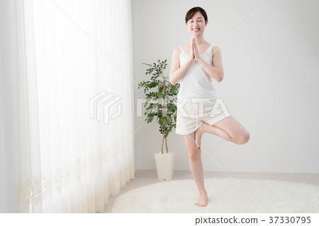 做舒展的婦女，站立一隻腳 37330795