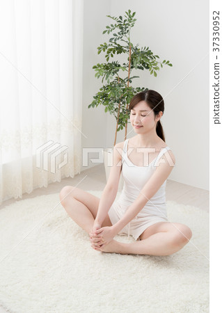 女人做伸展運動，臀部 37330952