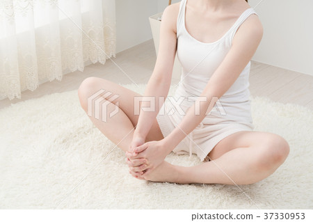 女人做伸展運動,臀部 女人做伸展運動,臀部 37330953