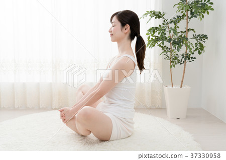 Woman doing stretching, hip 37330958