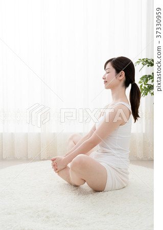 Woman doing stretching, hip 37330959