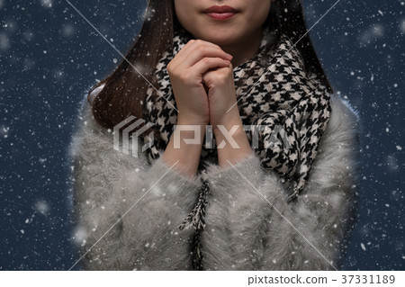 Snow and women, cold Snow and women, cold 37331189